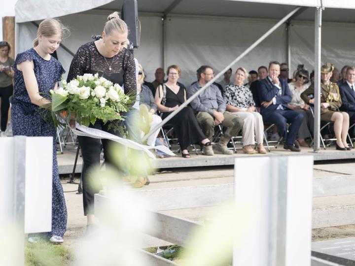 Kranslegging 4 mei comité Holwert